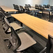 台中七期場地租借-台中NTC-21樓百人教室-高級會議桌及電腦椅-圖片